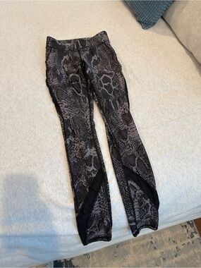 Women's Black Gray Snake-Print Active Leggings